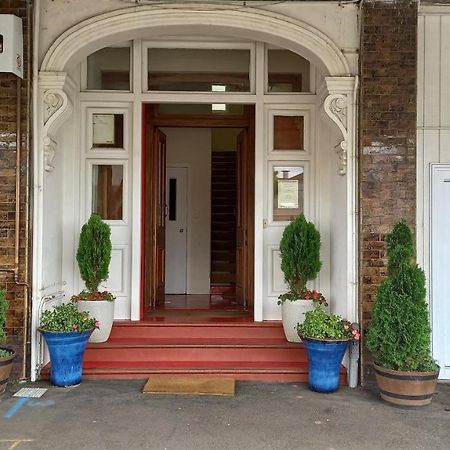 Royal Accommodation Stratford Exterior photo