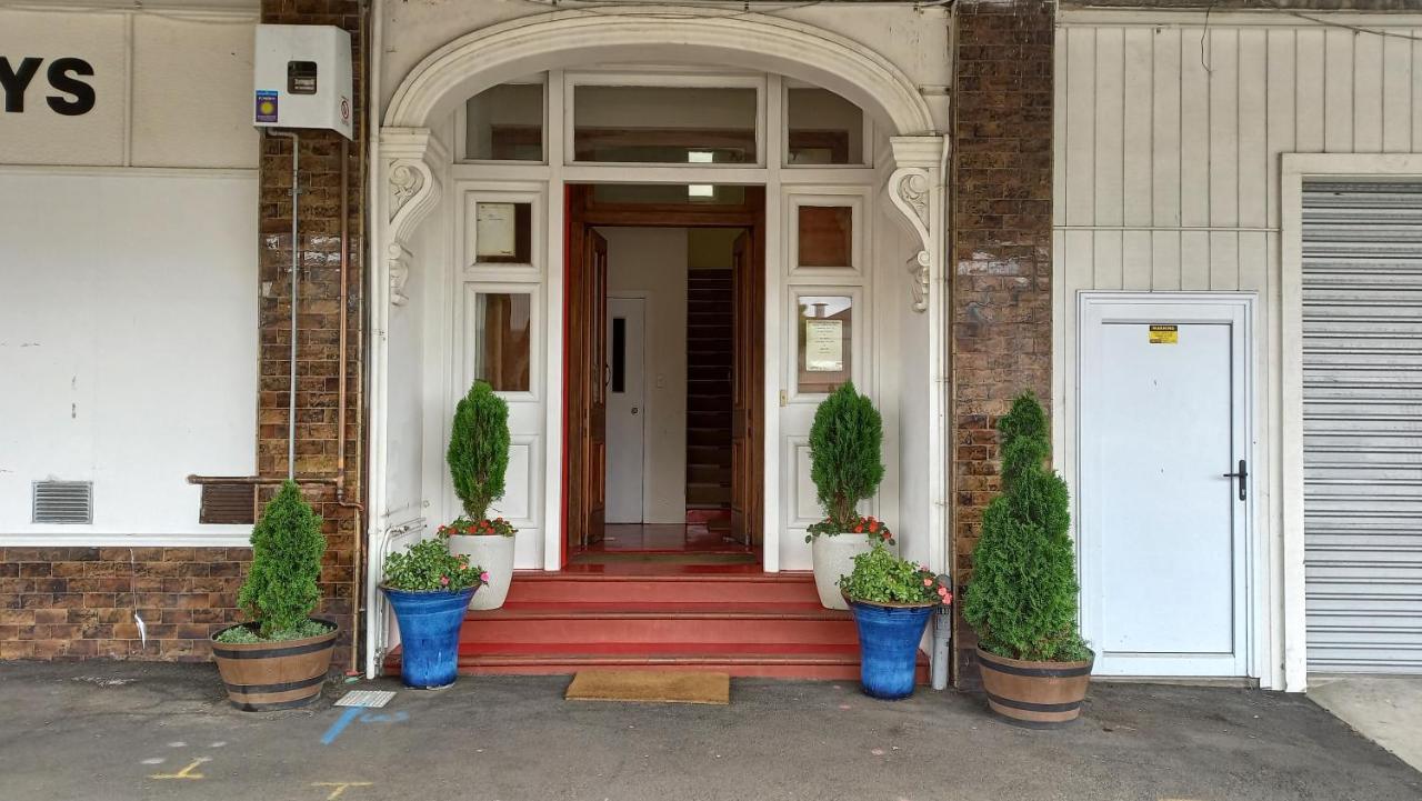 Royal Accommodation Stratford Exterior photo